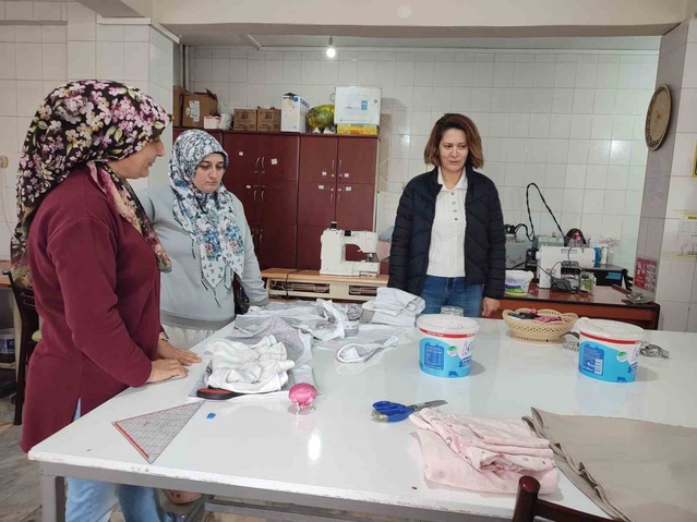 Kütahya Altıntaş'ta İlçe Milli Eğitim Müdürü Tuba Sinan, terzilik kursunu ziyaret etti