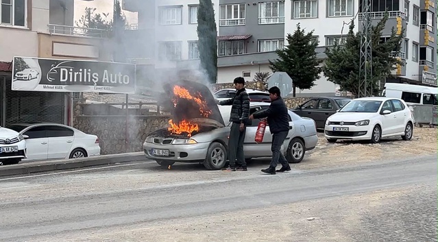 Besni'de seyir halindeki otomobilde çıkan yangın yaralanmaya yol açmadan söndürüldü