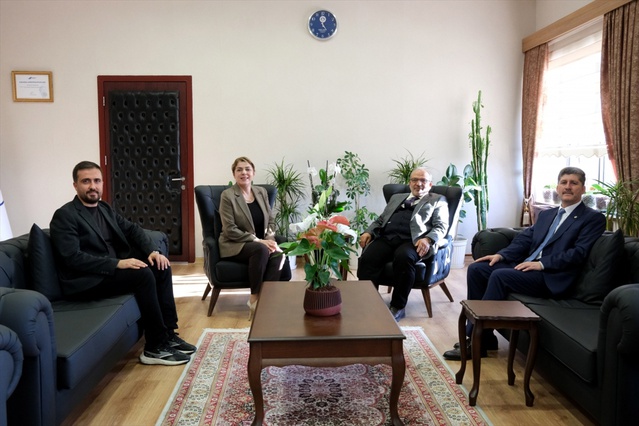 Kocaeli İlahiyat Dekanı Kahraman, Kırklareli Rektörü Ak'ı makamında ziyaret etti