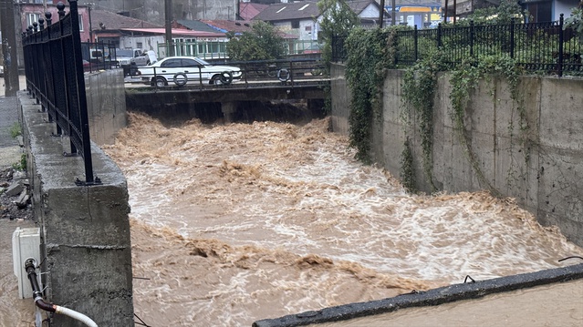 Zonguldak'ta sağanak su birikintisi oluşturdu, Çaydamar'da dükkanları su bastı