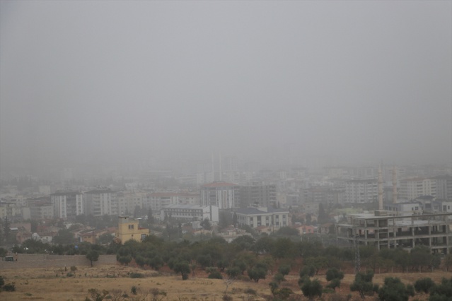 Kilis'te Suriye'den gelen toz bulutu hava kalitesini ve görüş mesafesini düşürdü