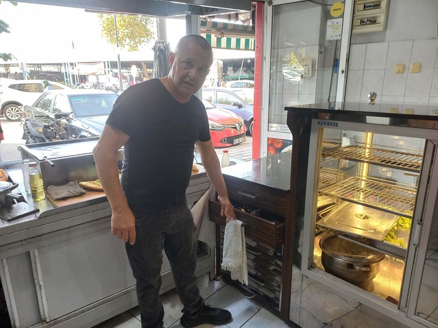 Manisa Şehzadeler'de lokantaya pencereden giren 3 şüpheli 10 bin lirayı çaldı