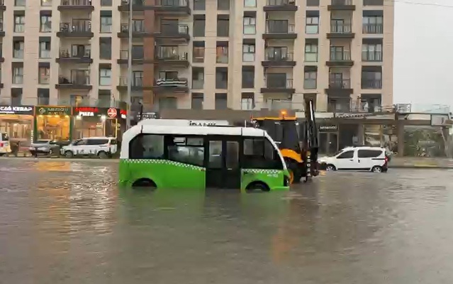 Alibey Deresi taşınca Arnavutköy'de dolmuş suda mahsur kaldı! Yolcular iş makinesiyle tahliye edildi
