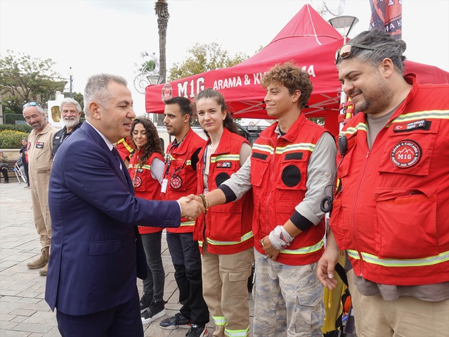 İzmir Konak'ta afet farkındalık etkinliğinde 17 arama kurtarma ekibi stant açtı