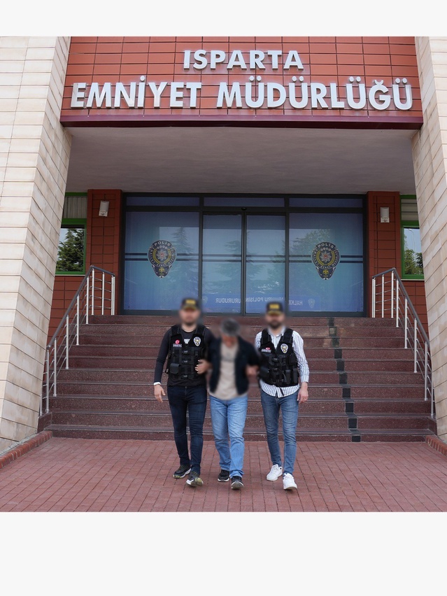 Isparta'da polis, uyuşturucudan 10 yıl 8 ay hapis cezasıyla aranan şahsı yakaladı