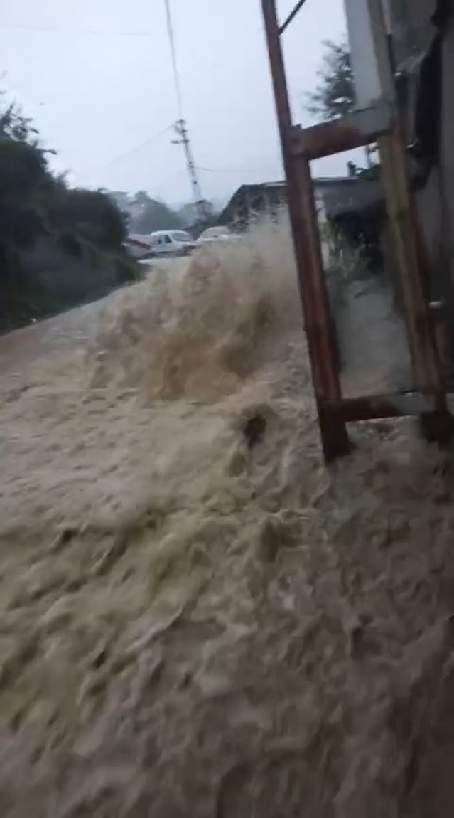 Meteoroloji uyarısı sonrası Beykoz'da sağanak rögarları taşırdı, cadde göle döndü