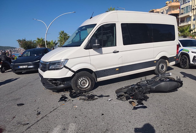 Alanya Oba'da motosiklet ile minibüs çarpıştı, 20 yaşındaki sürücü kurtarılamadı