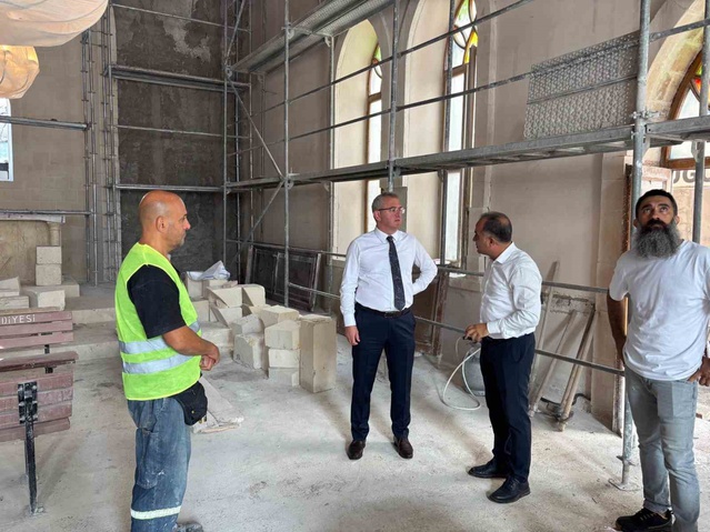İskenderun Kaymakamı ve Vakıflar Bölge Müdürü, restorasyon süren kiliseleri inceledi