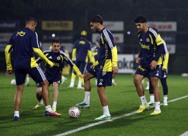 Fenerbahçe, Göztepe maçı mesaisini Dirk Kuyt yönetiminde tamamladı