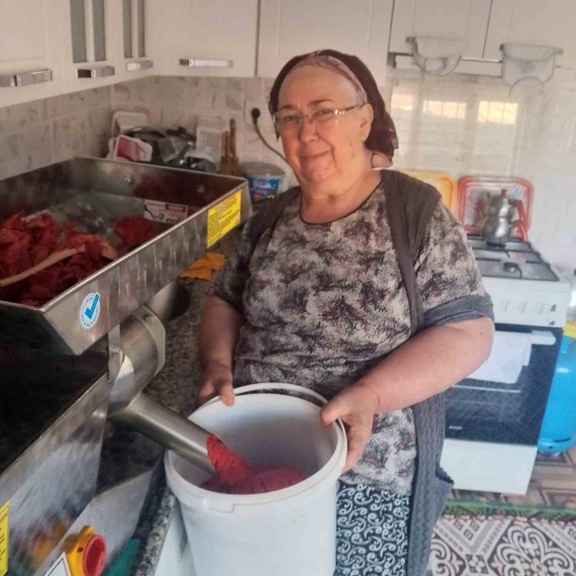 Yağmurca'daki kadınlara salça makinesi desteği Uzunköprü Kaymakamlığı SYDV'den geldi