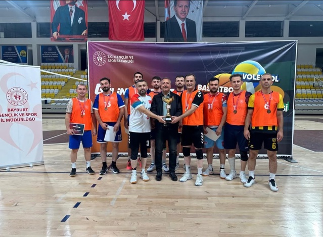 Bayburt'ta Kamu Spor Oyunları voleybolunda Valilik birinci, Fen Lisesi ikinci oldu
