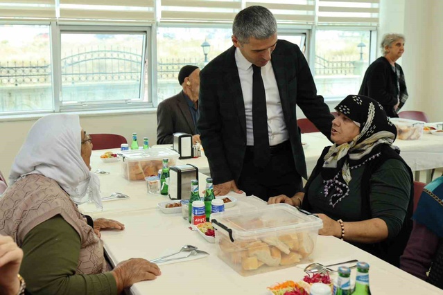 Afyonkarahisar Valisi Aktaş, Dünya Yaşlılar Günü'nde huzurevinde yemek ikram etti