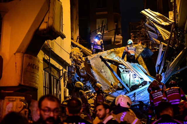 Beyoğlu'nda boşaltıldığı belirtilen 4 katlı bina çöktü, enkazda arama sürüyor