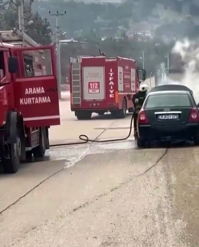 Gaziantep Nurdağı'nda seyir halindeki otomobilde çıkan yangını itfaiye söndürdü