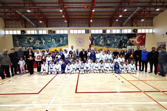 Manisa'da düzenlenen Sporun Enleri Ödül Töreni'nde 8 antrenöre plaket verildi