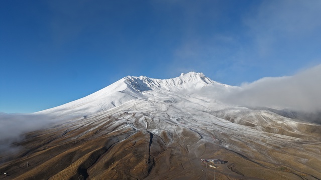 Erciyes Dağı'nın zirvesi 3 bin 917 metrede kar yağışıyla beyaza büründü