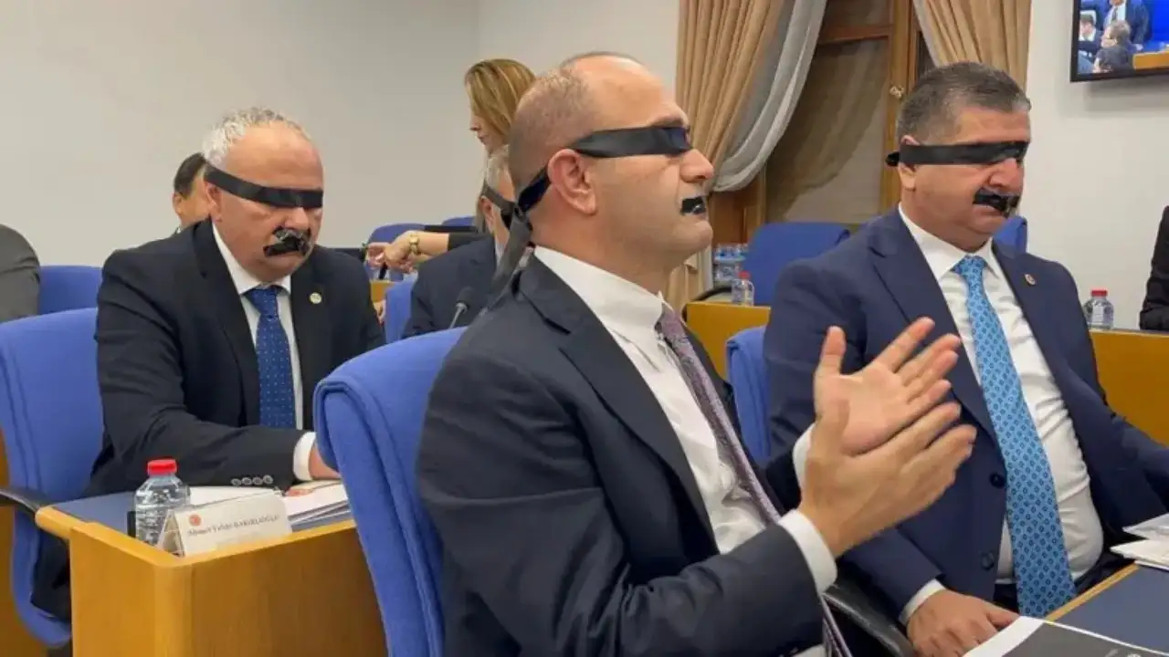 YENİ Partili vekillerden Halk TV protestosu: Ağız ve gözlerine siyah bant taktılar