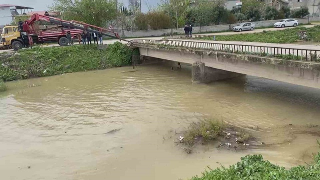 Hatay Kumlu'da dereye uçan kamyonet sürücüsü, aynı gün 3 kaza yaşandığını söyledi