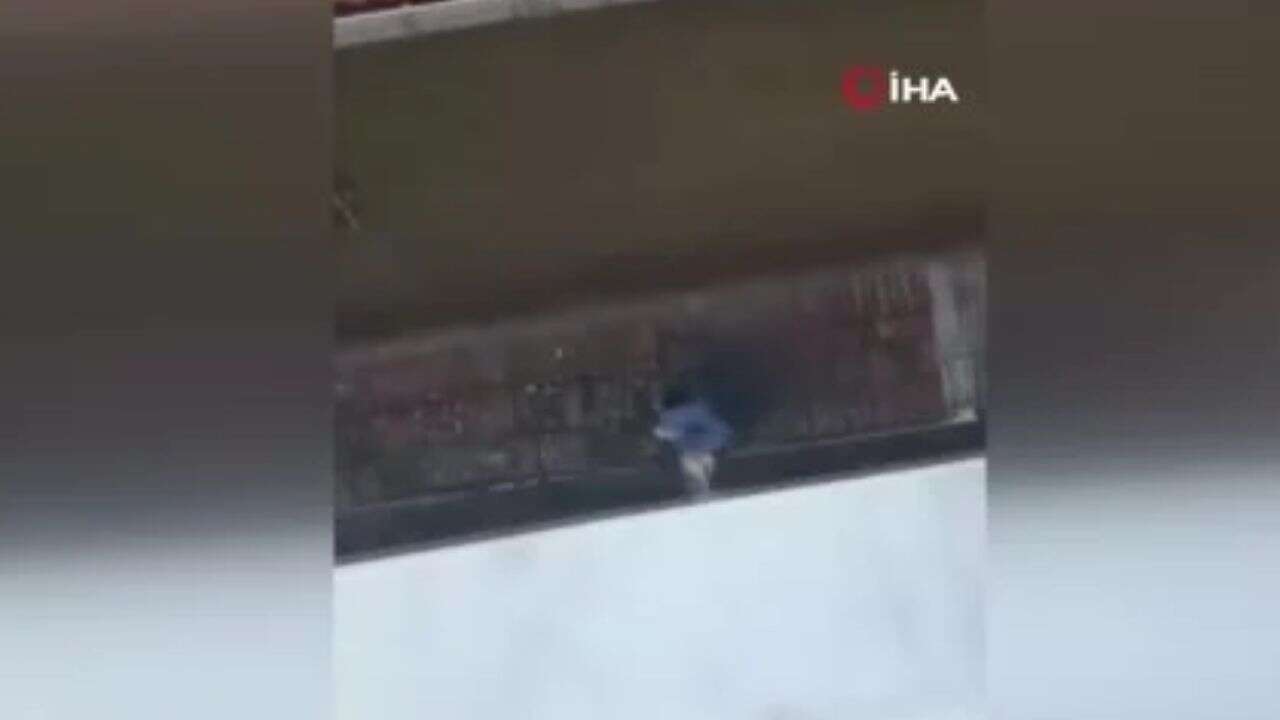 Pencereden sarkıtılan iki çocuk düşerek yaralandı