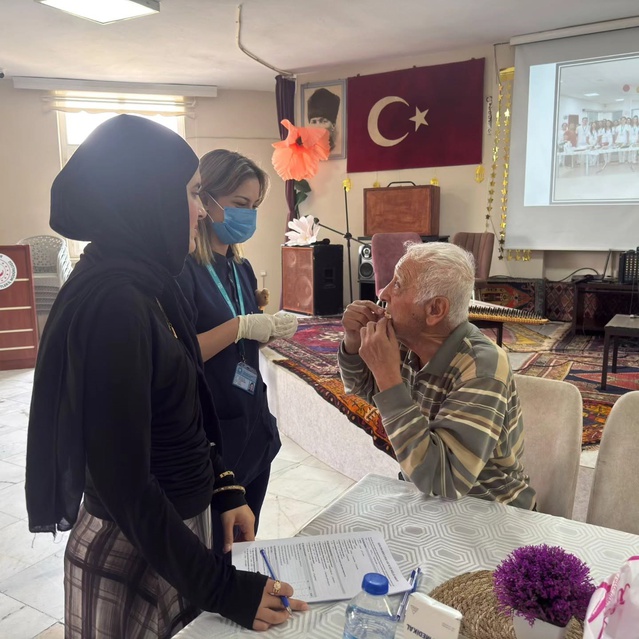 Niğde Bor'da Ömer Halisdemir Üniversitesi huzurevi sakinlerine diş taraması yaptı