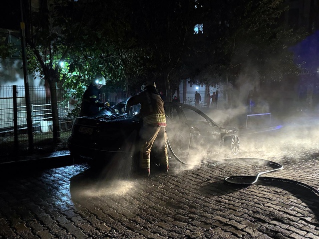Edirne'de sürücü durdu, Bulgaristan plakalı otomobil yanıp kullanılamaz hale geldi