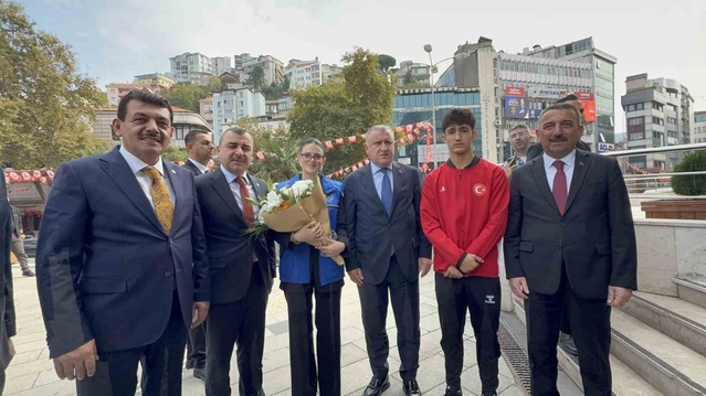 Bakan Bak, Zonguldak'ta Şeref Defteri'ni imzaladı, AK Parti'de toplantıya katıldı
