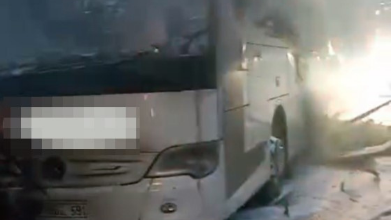 Seyir halindeki otobüste yangın paniği