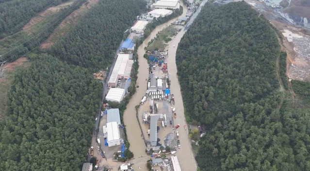 Sarıyer Ayazağa'daki su baskını havadan görüntülendi, araçlar suda kayboldu