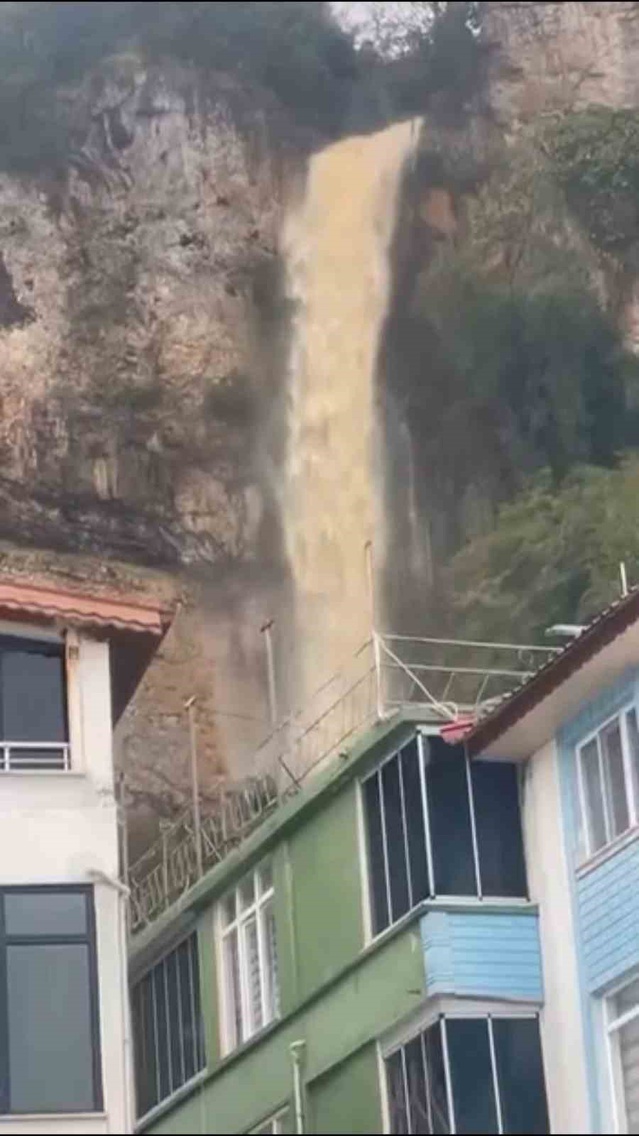 Bartın'da yağmur suyuyla dolan mazgaldan fare çıktı, o anlar telefona yansıdı