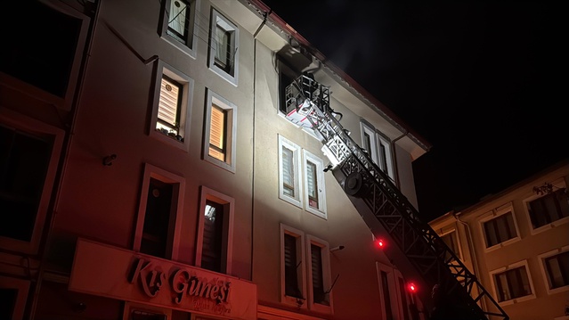 Kütahya'da kombiden çıkan yangın söndürüldü, 3 katlı binanın sakinleri tahliye edildi