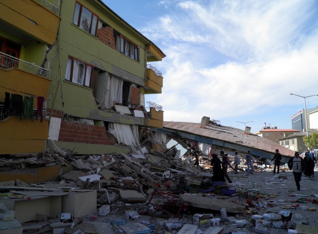 Van depremlerinde 644 kişi öldü, Sezer Aydemir her hafta mezarını ziyaret ediyor
