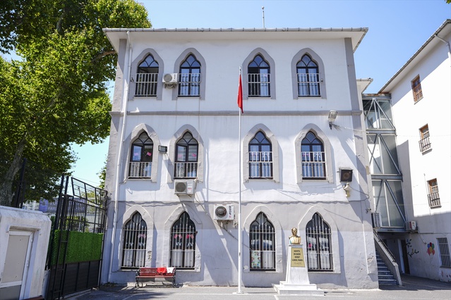 Kasımpaşa'daki tarihi komutanlık binası 120 yıldır ilkokul olarak kullanılıyor