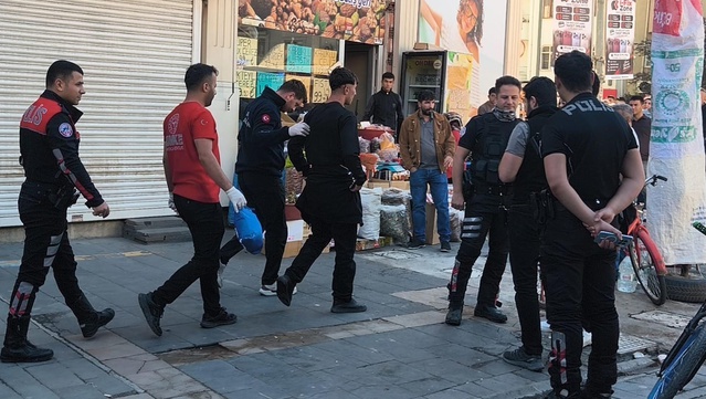 Mağaza önünde muştalı saldırı! 7 kişi 1 genci aralarına alıp dehşeti yaşattı, korkunç anlar kamerada