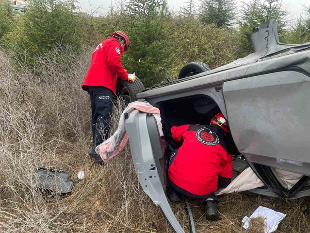 Balıkesir'de şarampole uçan otomobildeki 1 yaralı sağlık ekiplerine teslim edildi