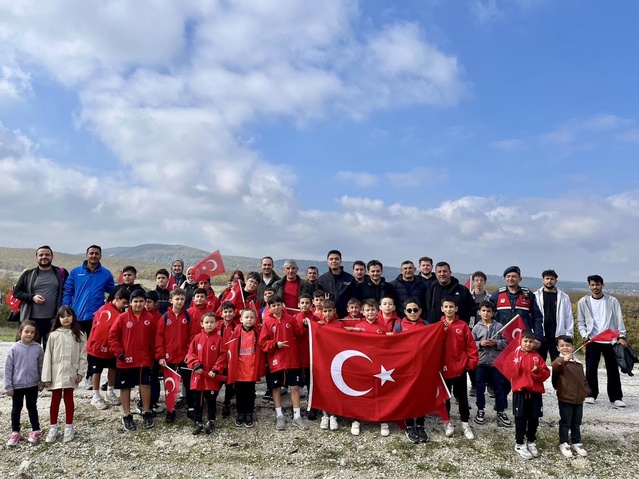 Bilecik Pazaryeri'nde Cumhuriyet'in 103. yılı için 794 rakımlı doğa yürüyüşü yapıldı