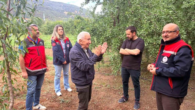 Akşehirli üretici Tahsin Zerek, kiraz sorunları nedeniyle bademe geçti