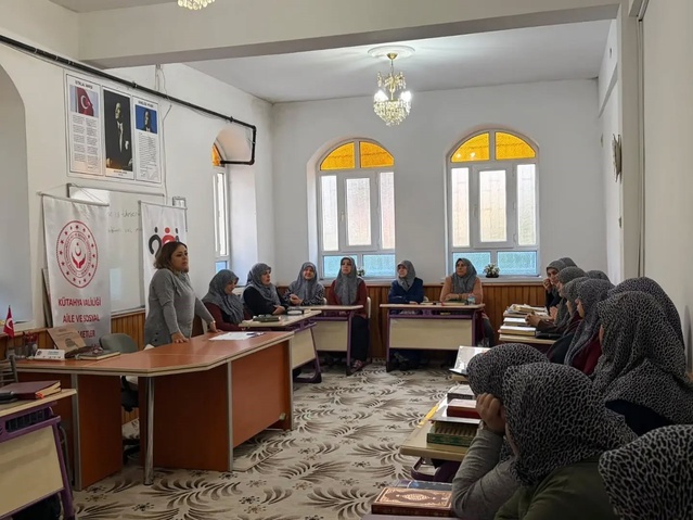 Kütahya'da Kur'an kursu kursiyerlerine yaşlılık farkındalığı eğitimi verildi