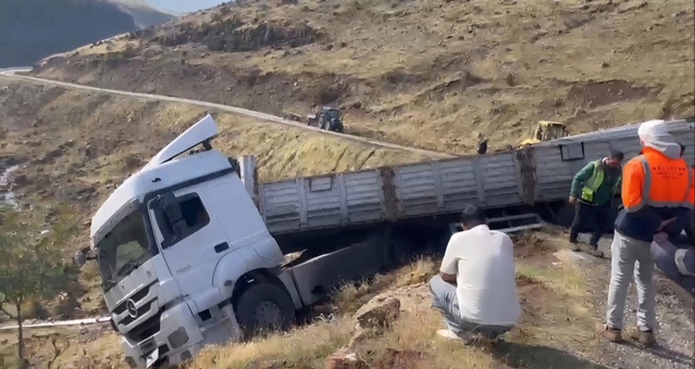Bingöl Solhan'da malzeme yüklü tır geri kayarak uçurum kenarında askıda kaldı
