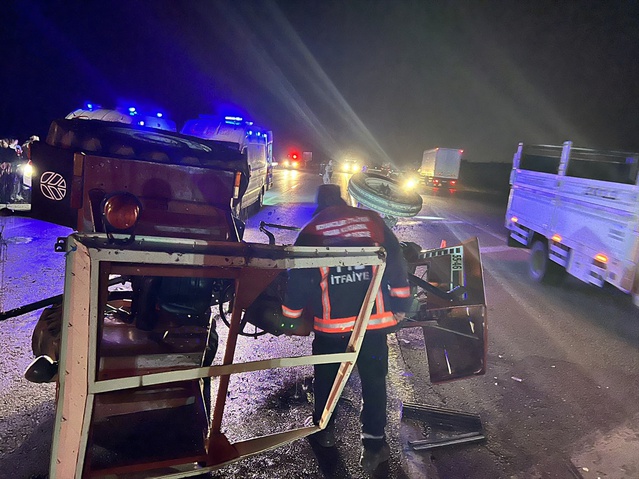 Elazığ Kovancılar'da traktörle çarpışan otomobil araziye devrildi, 2 sürücü yaralandı