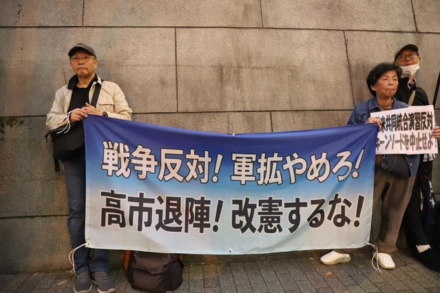 Japon göstericiler Tokyo'da Savunma Bakanlığına tatbikat protestosu metni iletti