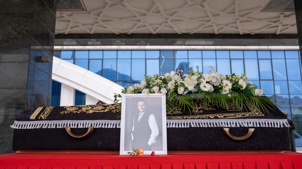 Şarkıcı Alpay son yolculuğuna uğurlandı