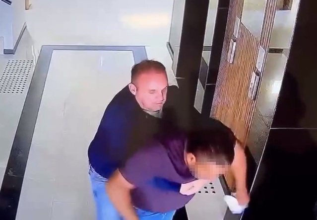 Kayseri'de boğazına şeker kaçan vatandaşın Heimlich'le kurtarılması kameraya yansıdı