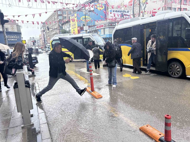 Van'da sağanak hayatı olumsuz etkiledi, Meteoroloji Bitlis ve Muş'u uyardı
