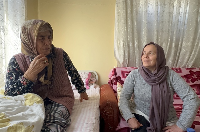 Konya Meram'da 82 yaşındaki Alzheimer hastası kadın, polis sırtında taşındı