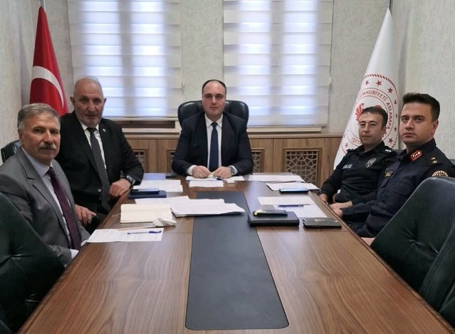 Aslanapa'da okul güvenliği tedbirleri Kaymakam Tosun başkanlığında değerlendirildi