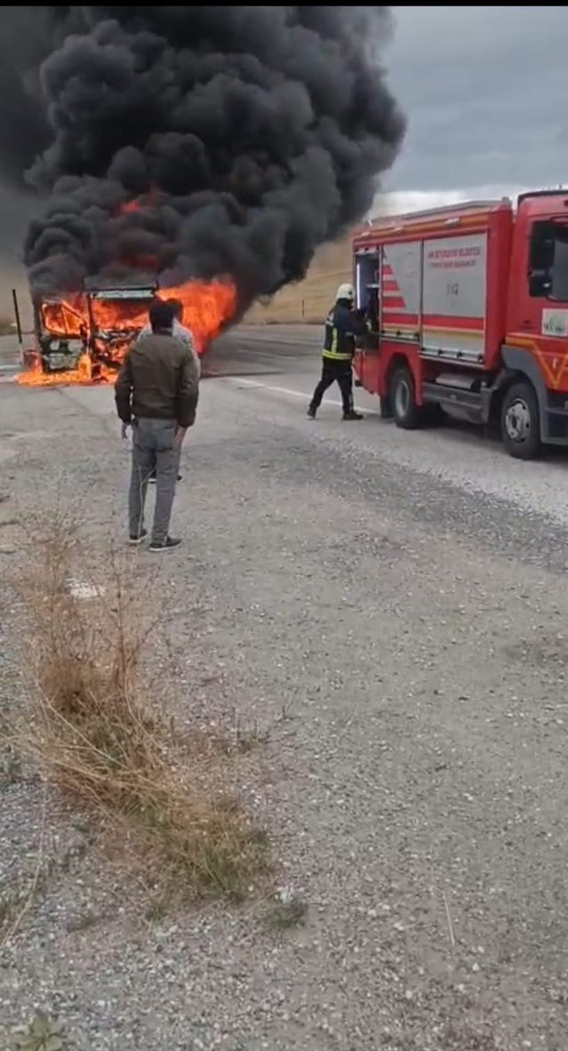 Van'da kamyonet alev aldı, sürücü kurtuldu ancak araç kullanılamaz hale geldi