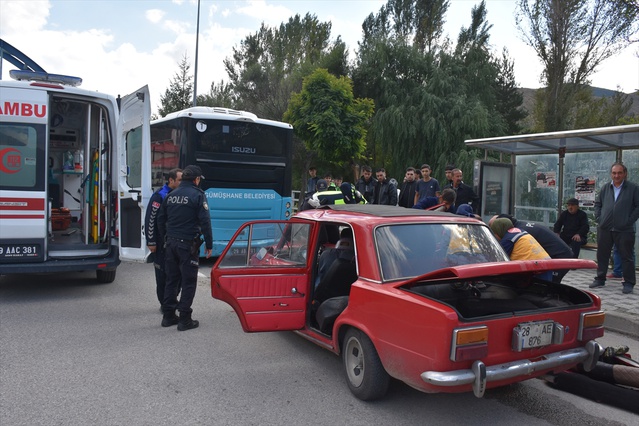 Gümüşhane'de otomobil yolcu indiren belediye otobüsüne çarptı, 2 kişi yaralandı
