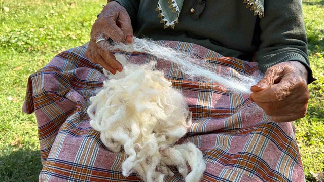 Bolu'da 90 yaşındaki Mümtaze Karadaş, çıkrık geleneğini yarım asırdır yaşatıyor