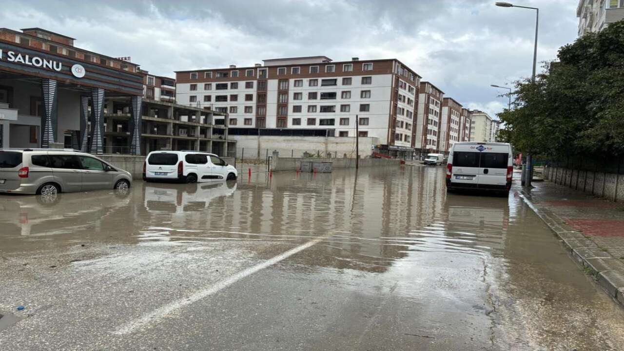 Yağış sonrası yol göle döndü
