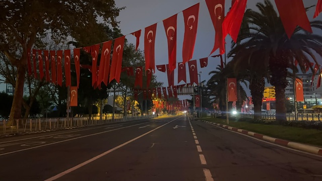 İstanbul'da 29 Ekim kutlamaları nedeniyle Vatan Caddesi'nde yollar trafiğe kapatıldı